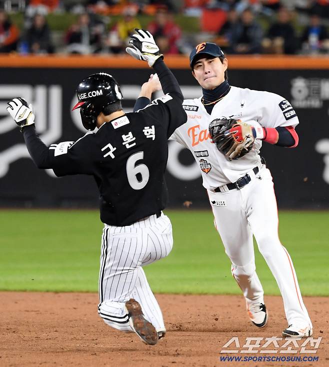 30일 대전 한화생명볼파크에서 열린 한국시리즈 4차전 한화 이글스와 LG 트윈스의 경기. 5회초 1사 1,3루 LG 박해민 내야 땅볼 타구를 잡은 한화 유격수 심우준이 병살로 연결하고 있다. 대전=박재만 기자 pjm@sportschosun.com/2025.10.30/