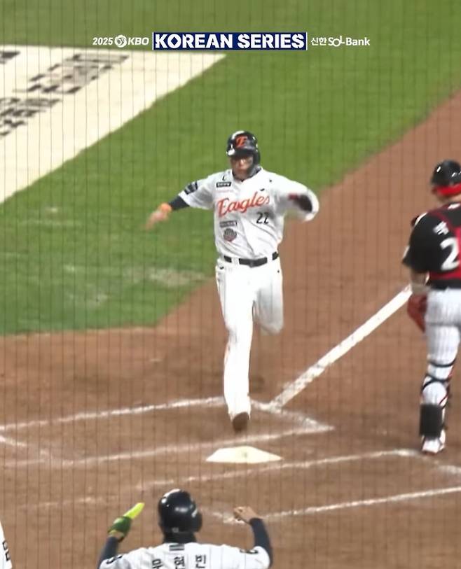 2025 한국시리즈는 LG 트윈스와 한화 이글스의 대결로, 현재 LG가 2승 1패로 앞서고 있다. 이번 시리즈는 우승의 명예뿐만 아니라 막대한 상금이 걸린 '쩐의 전쟁'이기도 하다. KBO 규정상 포스트시즌 입장 수입을 기반으로 상금이 배분되는데, 정규시즌 1위가 우승하면 총배당금의 60%를 가져간다. 이 때문에 LG는 우승 시 최대 94.5억 원, 한화는 최대 63억 원을 받게 된다. 시리즈가 길어질수록 상금 총액이 늘어나며, 배당금의 50%는 선수단 보너스로 지급되어 강력한 동기부여가 된다.