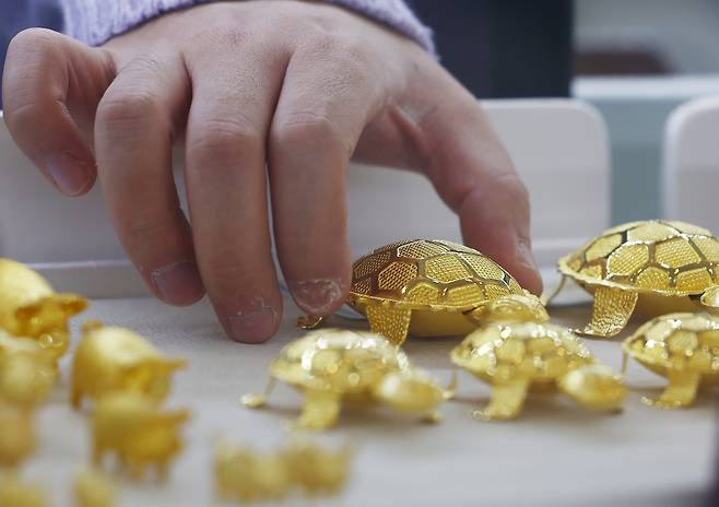 지난 22일 오후 서울 종로구 한국금거래소에 진열된 금. /뉴스1