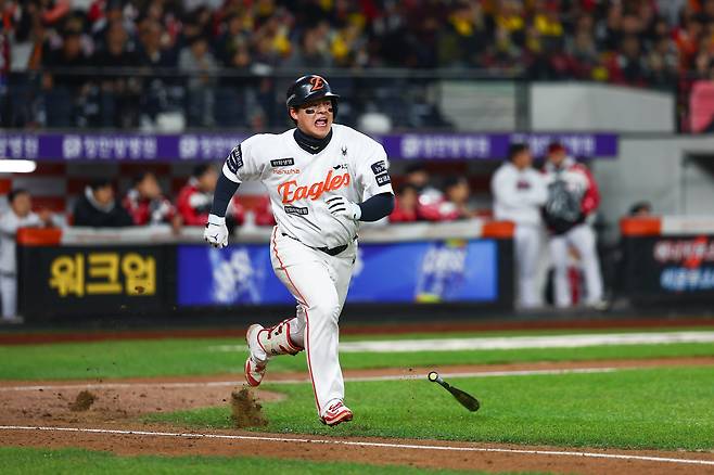 30일 대전 중구 한화생명볼파크에서 열린 2025 KBO 한국시리즈 4차전 LG 트윈스와 한화 이글스의 경기, 4회말 선두타자 한화 노시환이 2루타를 뽑아내고 있다./뉴시스