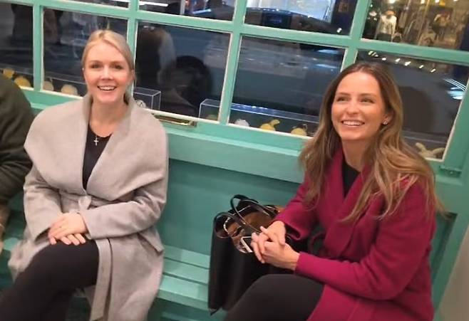 캐롤라인 레빗(왼쪽) 백악관 대변인과 마고 마틴 커뮤니케이션 담당 특별보좌관이 29일 저녁 경주 황리단길에서 목격됐다. /유튜브 채널 '일롱 머스크' 영상 캡처