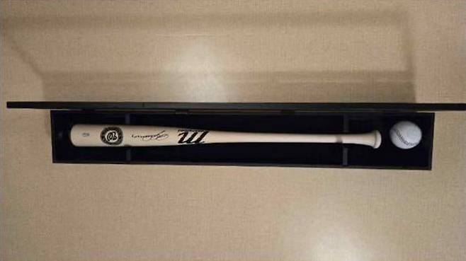 도널드 트럼프 대통령이 이재명 대통령에게 선물한 야구배트와 야구공. /대통령실 제공