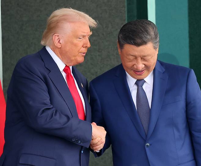 도널드 트럼프 미국 대통령과 시진핑 중국 국가주석이 30일 부산 김해공군기지 의전실 나래마루에서 미중 정상회담을 마친 뒤 회담장을 나서며 악수하고 있다. / 연합뉴스