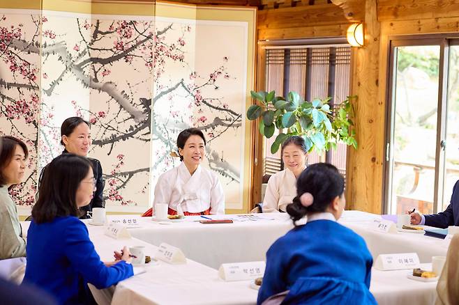 이재명 대통령의 부인 김혜경 여사가 30일 국립경주박물관 내 수묵당에서 차담회를 갖고 있다./연합뉴스