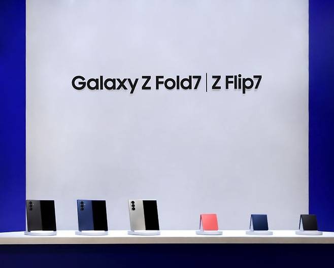 지난 7월 12일 더현대 서울에 오픈한 '갤럭시 스튜디오'에 전시된 '갤럭시 Z 폴드7·플립7'.ⓒ삼성전자
