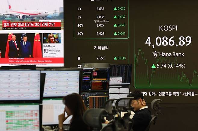 30일 오후 서울 중구 하나은행 딜링룸에서 미중 정상회담 관련 뉴스와 다카이치 일본 총리 방한 관련 뉴스가 나오고 있다. ⓒ뉴시스