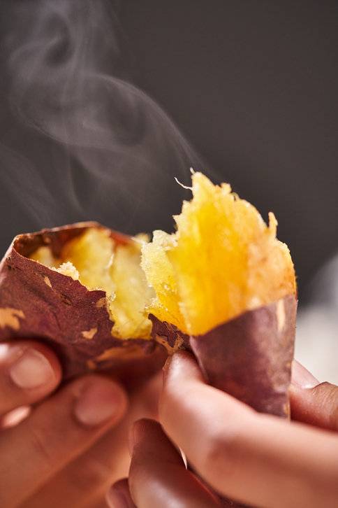 단맛이 당길 땐 군고구마 같은 자연 식품을 섭취하는 것이 가장 낫다. 사진=게티이미지코리아.