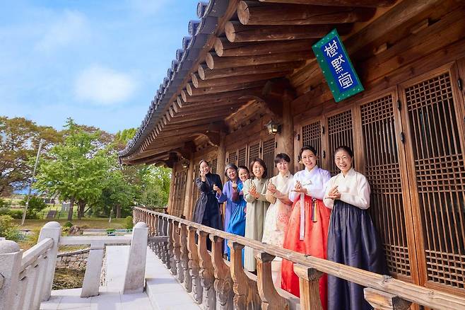 김혜경 여사가 30일 경북 국립경주박물관 내 수묵당에서 열린 한복디자이너 차담회에서 참석자들과 함께 기념촬영을 하고 있다. (대통령실 제공) 뉴스1