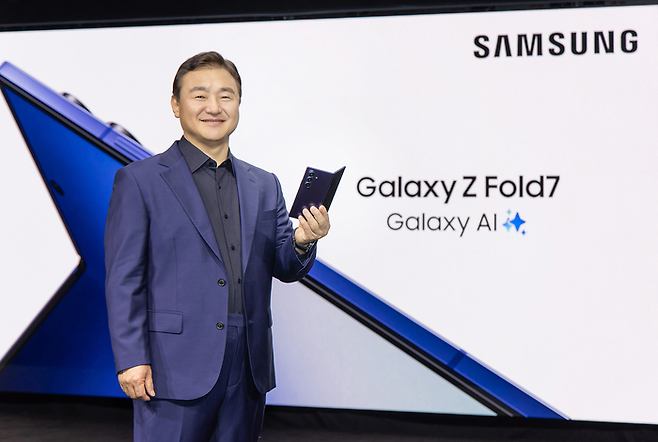 노태문 삼성전자 DX부문장 직무대행 사장이 미국 뉴욕 브루클린 듀갈 그린하우스에서 열린 '갤럭시 언팩 2025' 행사에서 갤럭시Z7시리즈를 소개하고 있다.