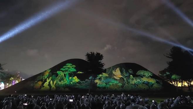 경주 대릉원에서 상영중인 '2025 경주 대릉원 미디어아트'