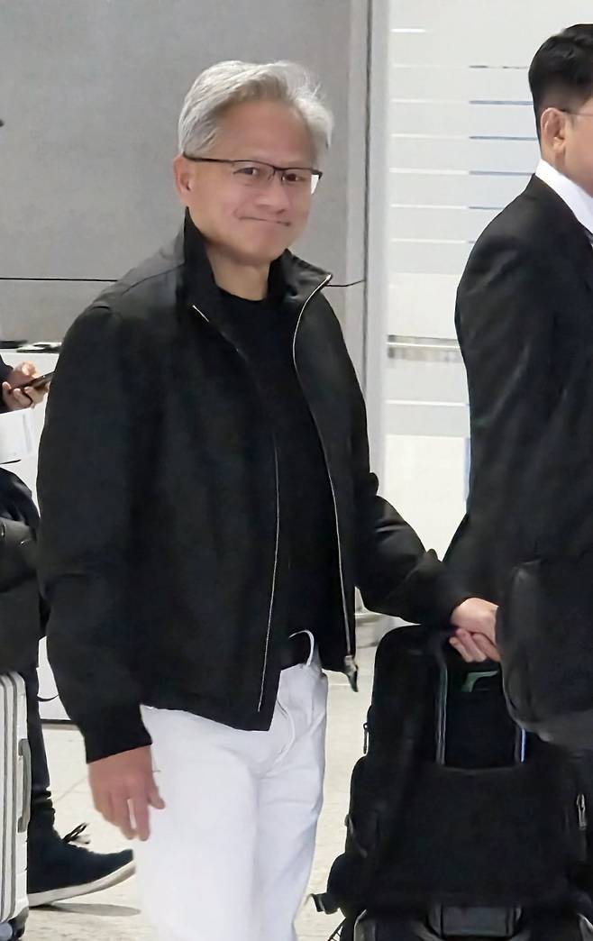 아시아태평양경제협력체(APEC) 정상회의를 계기로 방한하는 젠슨 황 엔비디아 최고경영자(CEO)가 30일 인천국제공항을 통해 입국하고 있다.연합뉴스