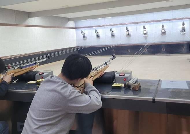 내 아이는 이번 7월 줄넘기 수업을 하기 전까지 사격 강좌를 수강해 왔다. 실탄사격인 만큼 보호자가 동반해야 했지만, 뒤쪽 테이블에 앉아 조금의 여유를 즐길 수 있었고, 아이는 이색 스포츠를 부담 없이 체험할 수 있었다.