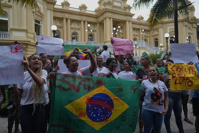 29일(현지시각) 브라질 리우데자네이루에서 페냐 빈민가 주민들이 대규모 갱단 소탕을 목적으로한 경찰 작전에 항의하며 주정부 본부 앞에서 시위하는 모습. AP 연합뉴스