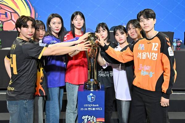 핸드볼 여자부 8개 실업팀의 간판 선수들이 30일 열린 신한 SOL뱅크 2025~2026 핸드볼 H리그 미디어데이 행사에서 포즈를 취하고 있다. 한국핸드볼연맹 제공