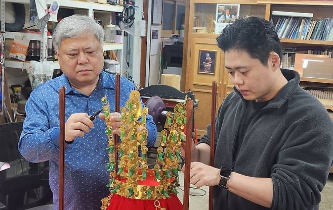 김진배씨와 아들 김준연씨가 도널드 트럼프 대통령에게 선물된 천마총 금관 모형을 제작할 때의 모습. 김진배씨 제공