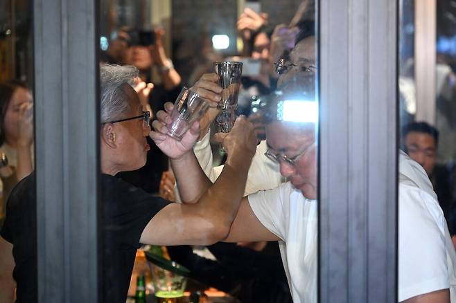 젠슨 황 엔비디아 최고경영자가 30일 서울 삼성동 한 치킨집에서 진행된 이재용 삼성전자 회장, 정의선 현대차그룹 회장과 치맥 회동을 하고 있다. 공동취재사진