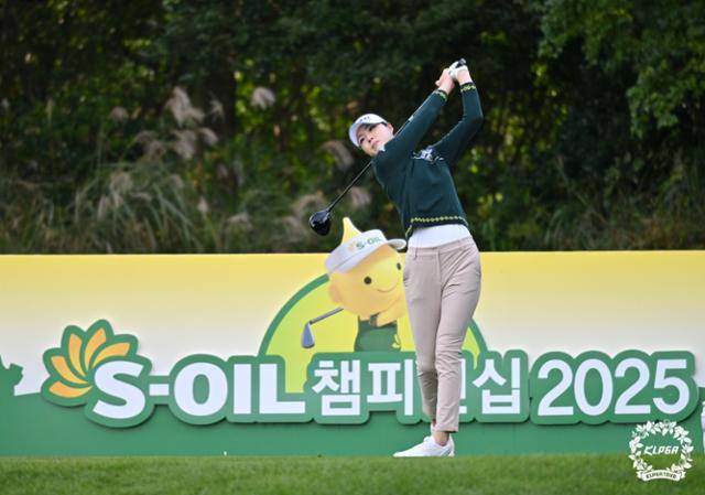 김나영이 30일 제주 엘리시안 제주 컨트리클럽에서 열린 한국여자프로골프(KLPGA) 투어 S-0IL 챔피언십 1라운드 10번 홀에서 티샷을 하고 있다. KLPGA 제공