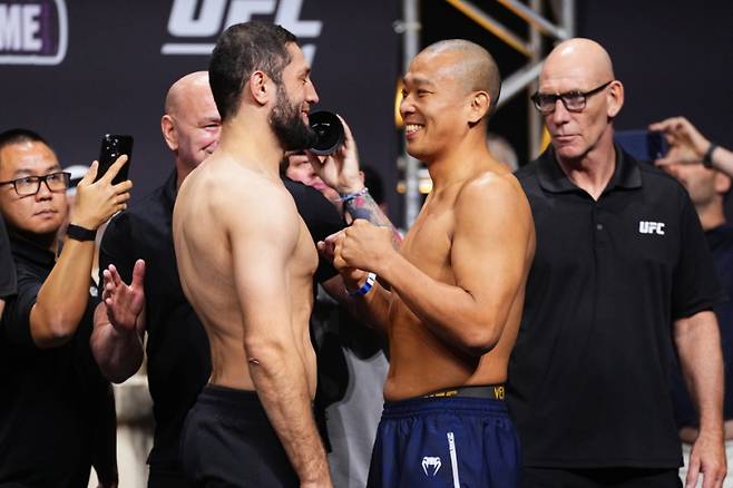 박준용(오른쪽)과 이크람 알리스케로프. 사진=UFC