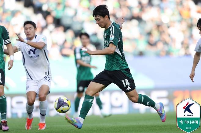 전북 전진우가 드리블하는 모습. 사진=프로축구연맹