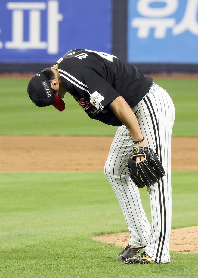 LG 트윈스와 KT 위즈의 2023 KBO 한국시리즈 3차전 경기가 10일 오후 수원 KT위즈파크에서 열렸다. LG 투수 김진성이 4회 등판 2사 만루서 KT 김상수를 우익수플라이로 아웃시켜 이닝을 종료시킨뒤 안도의 한숨을 쉬고 있다. 수원=정시종 기자 capa@edaily.co.kr /2023.11.10.