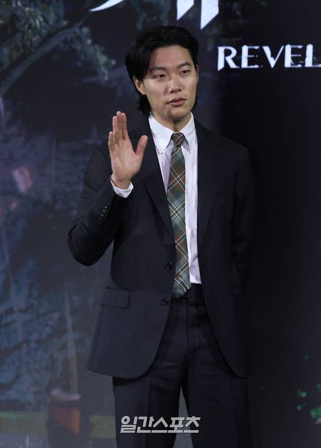 배우 류준열이 18일 오전 서울 마포구 호텔 나루 서울 엠갤러리에서 열린 넷플릭스 영화 '계시록' 제작보고회에 참석해 포토타임을 갖고 있다. '계시록'은 실종 사건의 범인을 단죄하는 것이 신의 계시라 믿는 목사와, 죽은 동생의 환영에 시달리는 실종 사건 담당 형사가 각자의 믿음을 쫓으며 벌어지는 이야기. 21일 공개. 서병수 기자 qudtn@edaily.co.kr /2025.03.18/