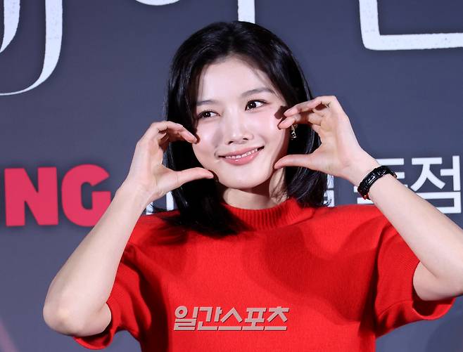 김유정이 30일 오후 서울 용산구 CGV용산아이파크몰에서 열린 티빙 오리지널 ‘친애하는 X’ 제작발표회에서 포토타임동안 포즈를 취하고 있다. 오는 11월 6일 공개되는 ‘친애하는 X’는 지옥에서 벗어나 가장 높은 곳으로 올라가기 위해 가면을 쓴 여자 백아진(김유정), 그녀에게 잔혹하게 짓밟힌 X들의 이야기를 그린다. 김민규 기자 mgkim1@edaily.co.kr /2025.10.30/