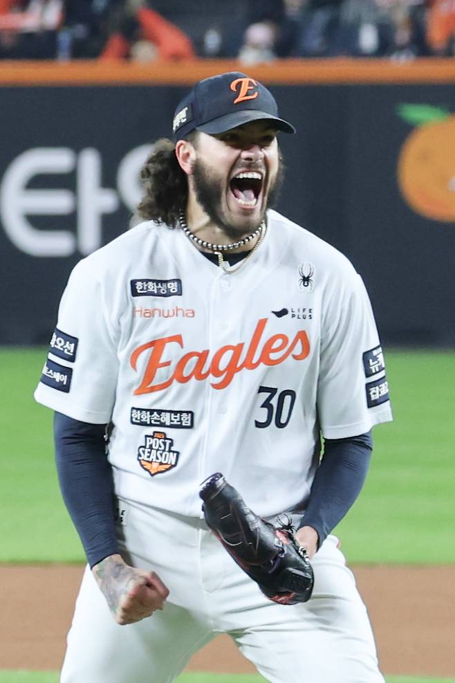 <yonhap photo-7495="">29일 대전한화생명볼파크에서 열린 2025 프로야구 KBO리그 포스트시즌 한국시리즈 3차전 LG 트윈스와 한화 이글스의 경기. 6회초 2사 1, 2루 한화 선발투수 폰세가 LG 문보경을 삼진으로 잡아내며 무실점으로 이닝을 마친 뒤 포효하고 있다. 2025.10.29 [연합뉴스]</yonhap>