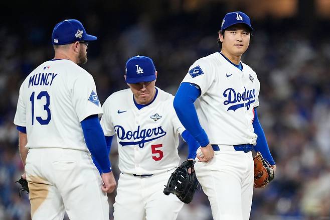 <yonhap photo-3297=""> Los Angeles Dodgers pitcher Shohei Ohtani walks to the dugout after leaving the game against the Toronto Blue Jays during the seventh inning in Game 4 of baseball's World Series, Tuesday, Oct. 28, 2025, in Los Angeles. (AP Photo/Brynn Anderson)/2025-10-29 11:10:49/ <저작권자 ⓒ 1980-2025 ㈜연합뉴스. 무단 전재 재배포 금지, AI 학습 및 활용 금지></yonhap>