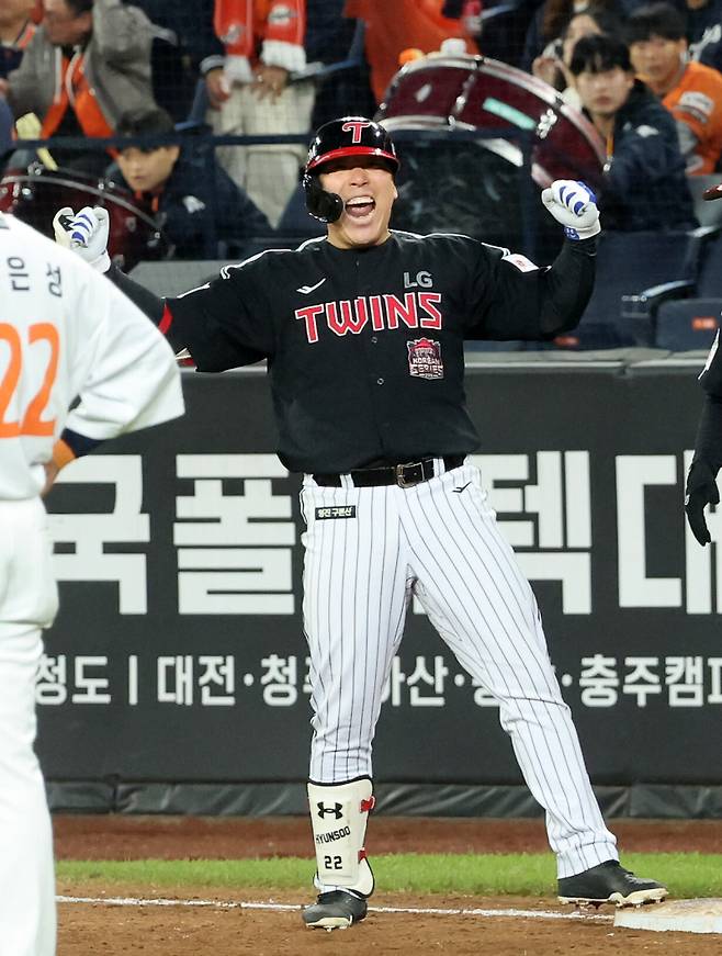 <yonhap photo-6953="">(대전=연합뉴스) 김준범 기자 = 30일 대전한화생명볼파크에서 열린 2025 프로야구 KBO리그 포스트시즌 한국시리즈 4차전 LG 트윈스와 한화 이글스의 경기. 9회초 무사 2, 3루 때 2타점 적시타를 친 LG 김현수가 환호하고 있다. 2025.10.30 psykims@yna.co.kr/2025-10-30 21:48:54/ <저작권자 ⓒ 1980-2025 ㈜연합뉴스. 무단 전재 재배포 금지, AI 학습 및 활용 금지></yonhap>