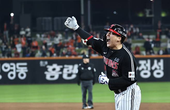 <yonhap photo-6933="">(대전=연합뉴스) 김인철 기자 = 30일 대전한화생명볼파크에서 열린 2025 프로야구 KBO리그 포스트시즌 한국시리즈 4차전 LG 트윈스와 한화 이글스의 경기. 9회초 2사 2, 3루 때 LG 김현수가 역전 2타점 1루타를 친 후 환호하고 있다. 2025.10.30 yatoya@yna.co.kr/2025-10-30 21:44:24/ <저작권자 ⓒ 1980-2025 ㈜연합뉴스. 무단 전재 재배포 금지, AI 학습 및 활용 금지></yonhap>