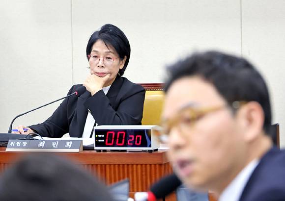 30일 국회 과학기술정보방송통신위원회에서 열린 종합감사에서 최민희 위원장이 국민의힘 박정훈 의원의 사퇴 요구 발언을 듣고 있다. [사진=연합뉴스]