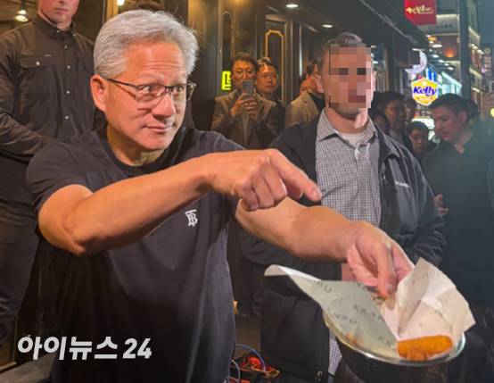 젠슨 황 엔비디아 CEO가 30일 서울 강남구 깐부치킨에서 기자들에게 감자튀김을 나눠주고 있다. [사진=권서아 기자]
