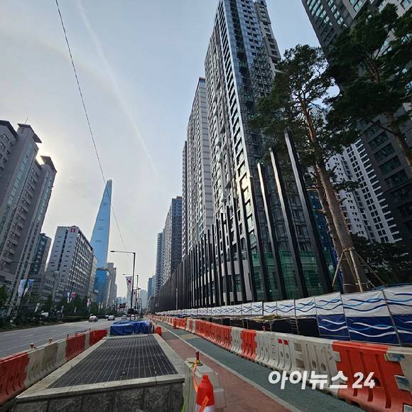 서울 송파구 신천동의 잠실래미안아이파크 공사 현장이 멈춰있다. 2025.10.30 [사진=이효정 기자 ]