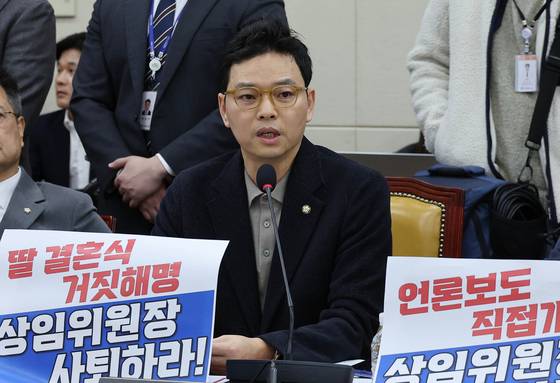 10월 29일 국회 과방위에서 박정훈 국민의힘 의원이 딸 축의금 논란을 일으킨 최민희 위원장의 사퇴를 요구하고 있다. 임현동 기자