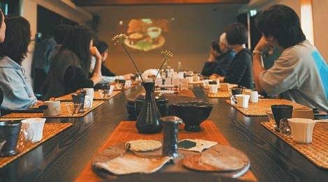 제주 로컬 프리미엄 티하우스 ‘회수다옥’이 ‘제주 유니크 베뉴 및 MICE 관광상품’에 선정됐다. 제주의 숲을 배경으로 제주 유기농 잎차와 꽃차를 즐길 수 있는 공간이다. [사진 제주관광공사]