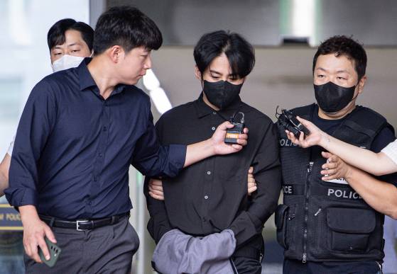 인터넷 방송인 집단 마약 의혹에 연루된 유명 BJ 세야(본명 박대세)가 진난해 9월 20일 오전 서울 강남경찰서에서 검찰로 송치되고 있다. 뉴스1