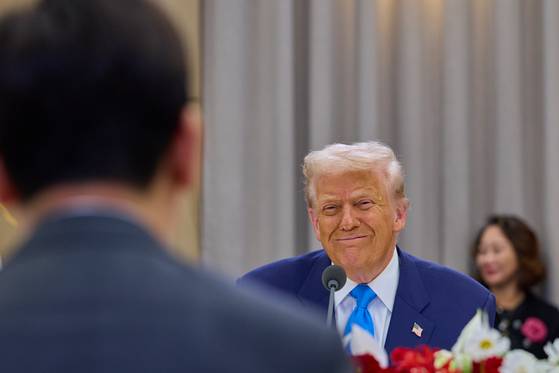 이재명 대통령과 도널드 트럼프 미국 대통령이 지난 29일 경북 경주박물관에서 한미 확대 오찬회담을 하고 있다. 이재명 대통령 SNS