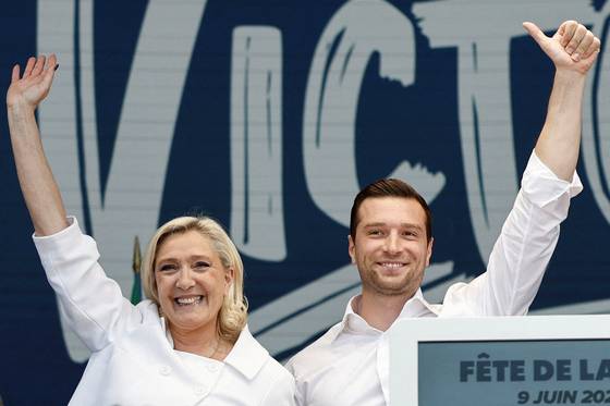 프랑스 극우 정당인 국민연합(RN)을 이끌었던 마린 르펜(왼쪽) 전 당대표와 현 당대표인 조단 바르델라가 지난 6월 9일(현지시간) 프랑스 루아레주 모르망쉬르베르니송에서 유럽 전역의 민족주의 지지자와 정치인들이 모여 유럽연합(EU) 선거 1주년을 기념하는 행사에 참석했다. 로이터=연합뉴스