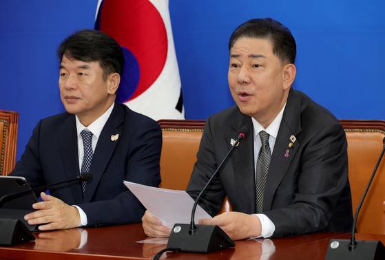 김병기 원내대표가 30일 국회에서 열린 국정감사대책회의에서 발언하고 있다. 장진영 기자