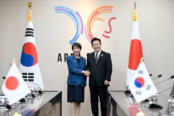 이재명 대통령이 30일 경북 경주 APEC 정상회의장에서 다카이치 사나에 일본 총리와 한-일본 양자회담에 앞서 악수를 나누고 있다. [대통령실사진기자단]