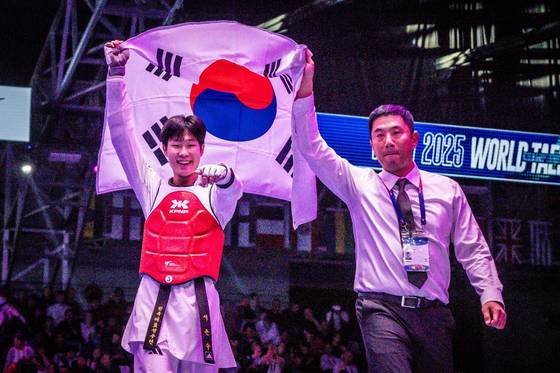 고교생 신분으로 세계태권도선수권대회 54kg급 금메달을 목에 건 서은수(왼쪽). 사진 세계태권도연맹