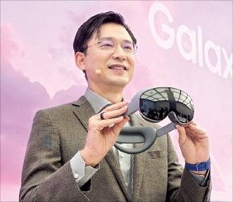 임성택 삼성전자 한국총괄이 22일 서울 삼성강남에서 ‘갤럭시 XR’을 소개하고 있다.  /삼성전자 제공