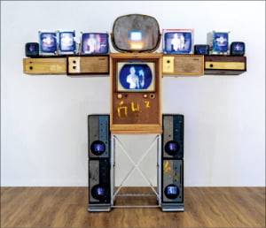 백남준의 ‘거대한 어깨(Big Shoulder)’(1998). ©뮤지엄마칸