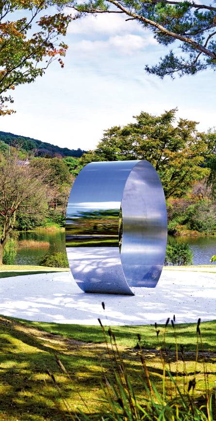 이우환이 호암미술관 옛돌정원에 설치한 미완성작 ‘관계항-만남’. 스테인리스 스틸 고리 양쪽을 마주 보는 돌이 추가될 예정으로, 이우환은 작품에 걸맞은 돌을 기다리고 있다. Lee Ufan/호암미술관 제공