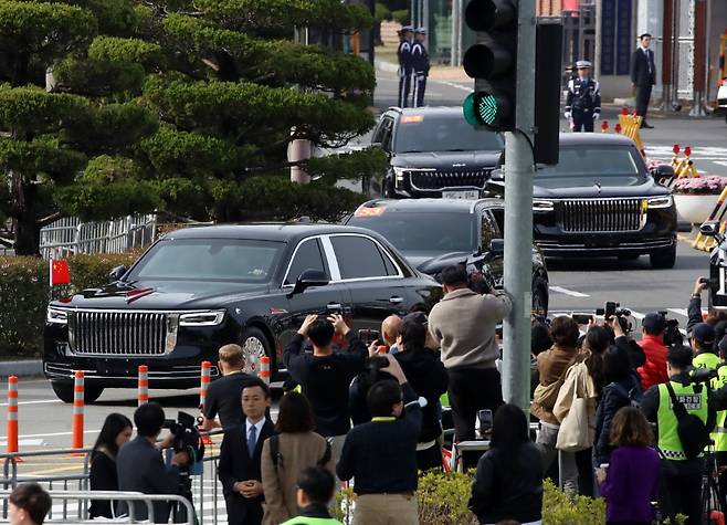 시진핑 중국 국가주석이 탑승한 훙치 N701 차량이 30일 부산 강서구 김해국제공항에서 미중 정상회담을 마치고 아시아태평양경제협력체(APEC) 정상회의에 참석하기 위해 경북 경주로 이동하고 있다. 뉴스1