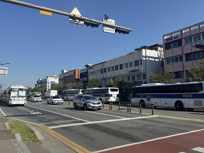 29일 오전 11시께 경주 시내 도로에서 양방향 차선을 가로막은 경찰 기동대 차량. /사진=김유진 기자