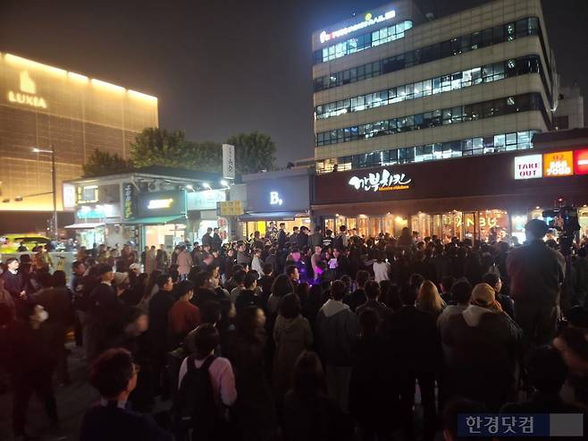 30일 젠슨 황 엔비디아 CEO, 이재용 삼성전자  이재용 삼성전자 회장, 정의선 현대자동차그룹 회장의 '치맥 회동'에 서울 삼성동 깐부치킨 앞에 사람들이 몰려들었다.  /사진=김대영 기자