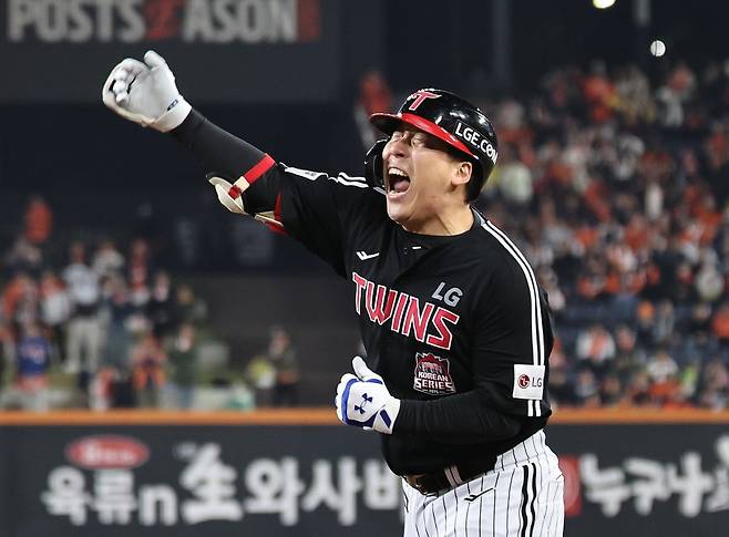 30일 대전 한화생명볼파크에서 열린 프로야구 2025 신한 SOL뱅크 KBO 포스트시즌 한국시리즈 4차전 LG 트윈스와 한화 이글스의 경기에서 9회초 LG 김현수가 2타점 역전타를 때린 뒤 환호하고 있다.  /뉴스1