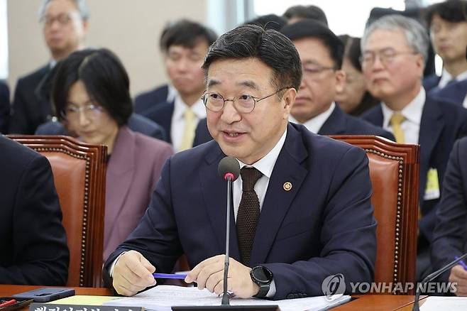윤호중 행정안전부 장관이 30일 서울 여의도 국회 행정안전위원회에서 열린 종합감사에서 답변하고 있다. 연합뉴스