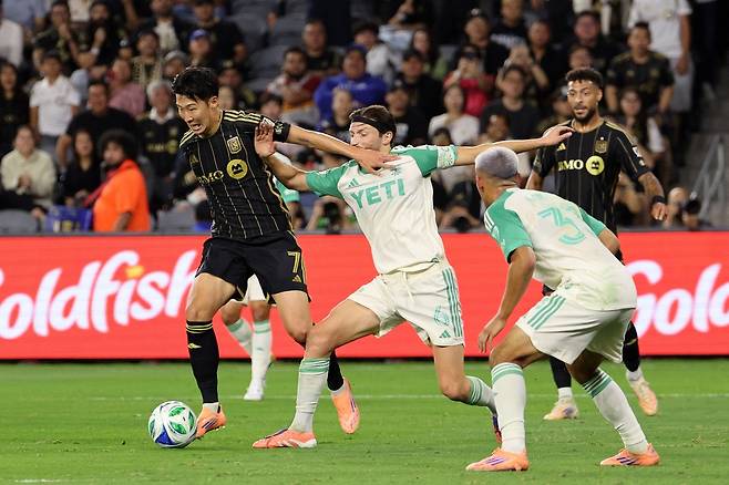 LAFC 손흥민(왼쪽)이 30일 미국 캘리포니아주 LA BMO스타디움에서 열린 2025 MLS컵 플레이오프(PO) 1라운드(3전2승제) 1차전에서 오스틴FC 선수들을 상대로 드리블 돌파를 시도하고 있다. 로스앤젤레스| AFP연합뉴스